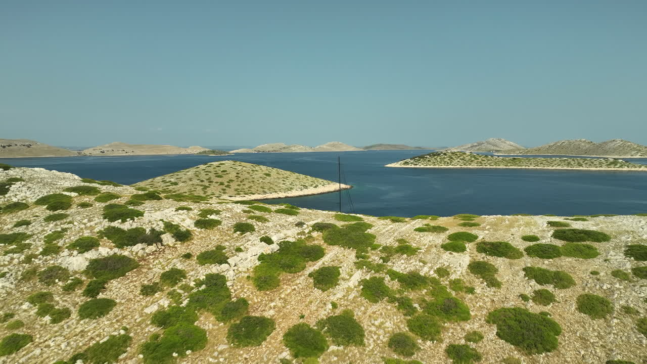 코르나티 국립 공원에 정박한 럭셔리 항해 요트의 느린 드론 패닝  ⁇