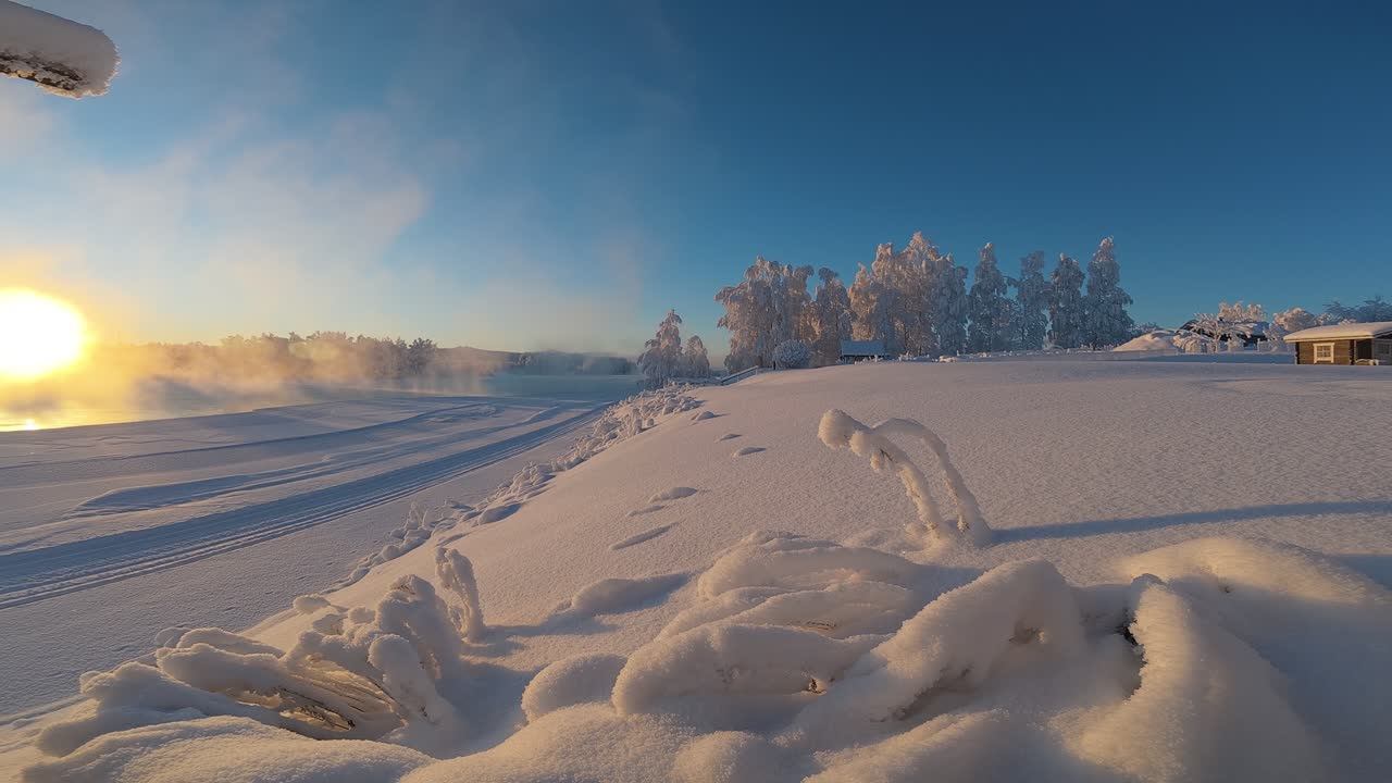 Śnieg w Kręgu Polarnym, świeży opad śniegu obok jeziora, zimowy poranek w Laponii, epickie sceny z Finlandii.