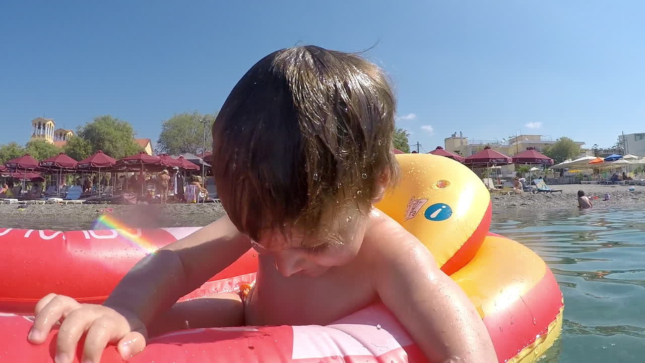 niño divirtiéndose en un día soleado en el mar