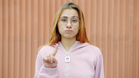mujer apuntando