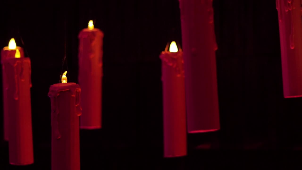 Candele galleggianti con sfondo nero.