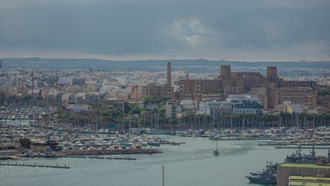 un gran paisaje urbano en la costa y barcos blancos navegando en el mar en malta