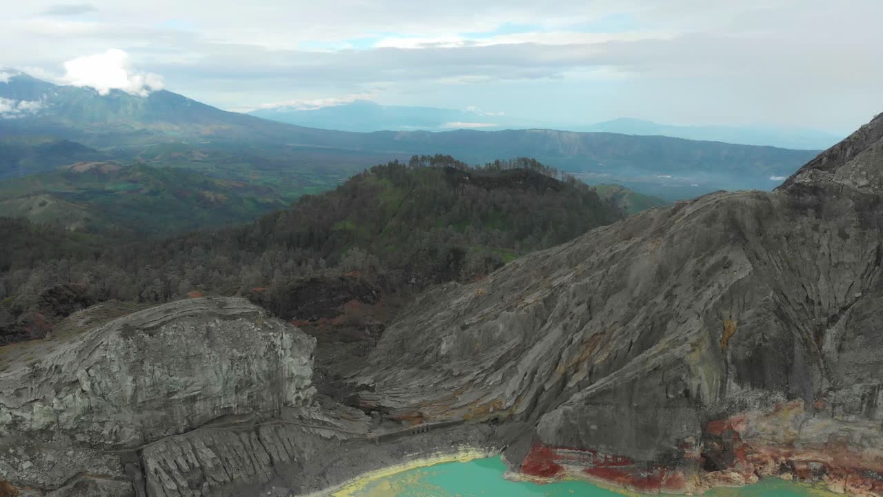 Kawah Ijen'in şafak vakti sisli krateri. Endonezya, Cava