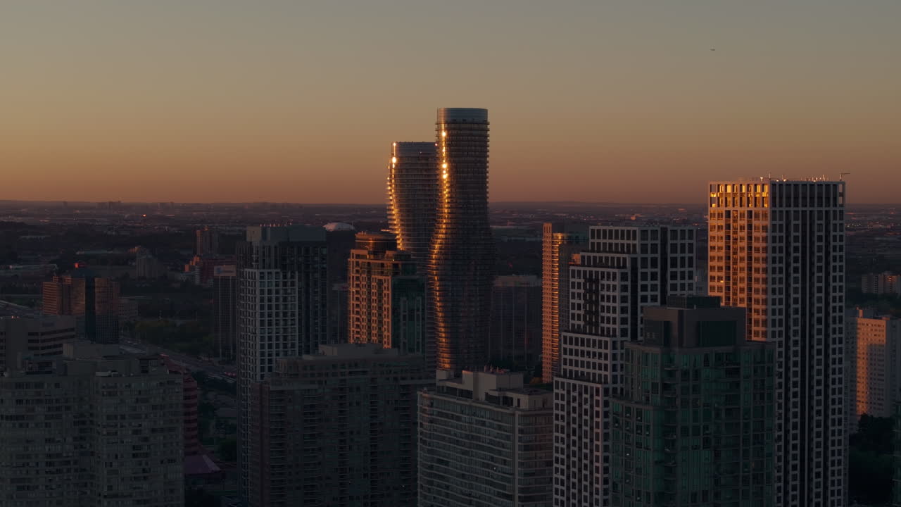 Vista dramática do pôr do sol das Absolute Towers na linha do horizonte do centro de Mississauga