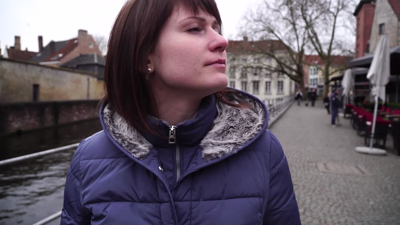 Ragazza che cammina e osserva le attrazioni nella città di Bruges, Belgio