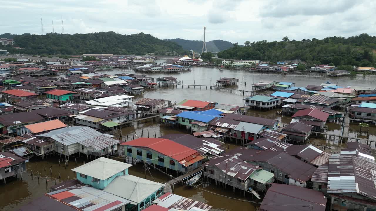 브루나이 다루살람의 반다르 세리 바가완 (bandar seri bagwan) 에 있는 폰 아에르 (kampong ayer) 의 떠다니는 마을에서 강에 있는 집과 보드워크의 드론 촬영