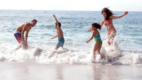 Familia-Feliz-Jugando-Con-Olas