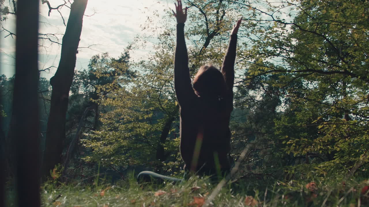 로터스 포즈에 앉아 자연에서 요가를 연습하는 여성