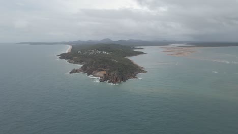 Malerischer-Blick-Vom-Meer-Auf-Bustard-Bay-Lookout-Und-Küstenstadt-Siebzehn-Siebzig-In-Queensland,-Australien-Mit-Bedecktem-Himmel