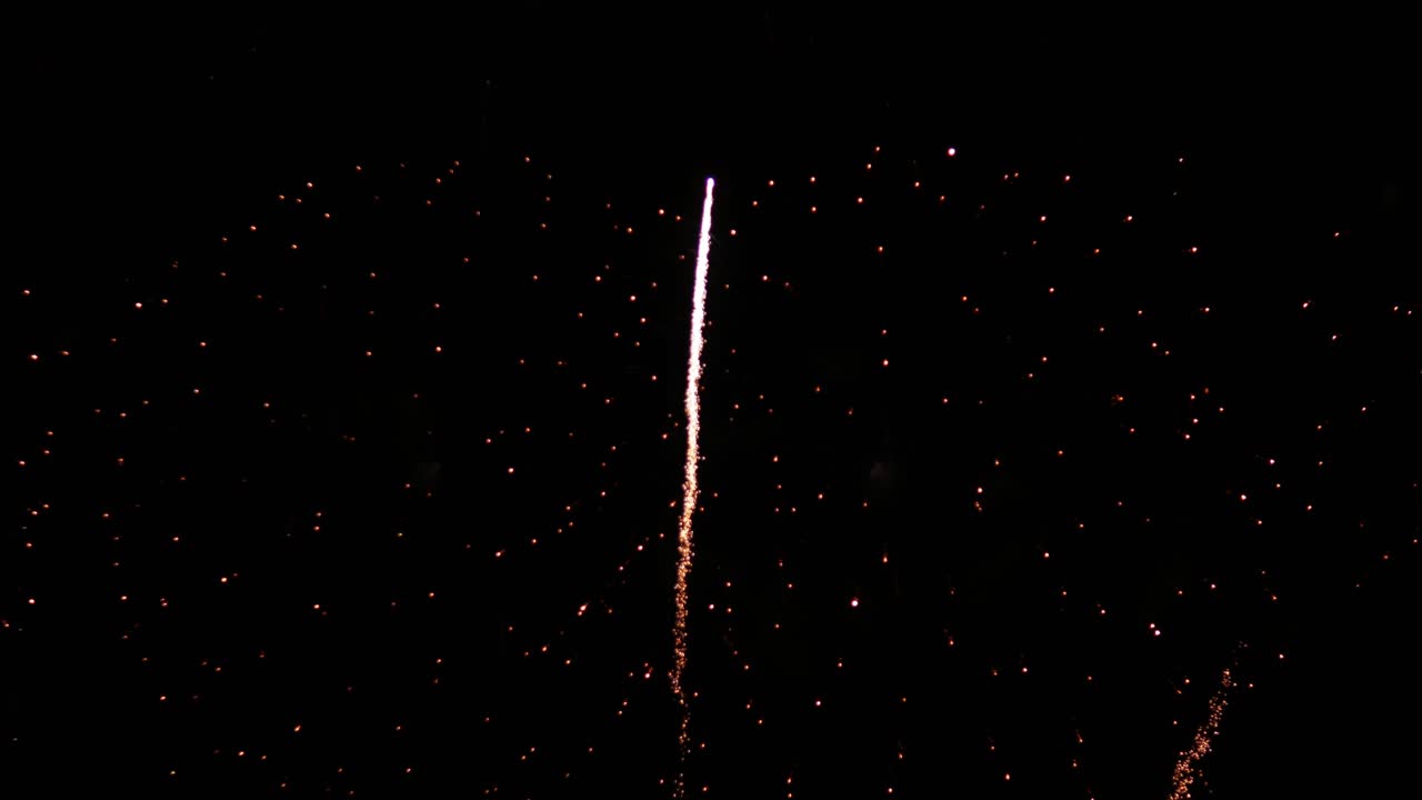 estallido de fuegos artificiales brillantes