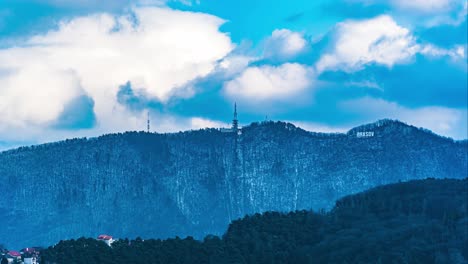 Lapso-De-Tiempo-De-Montaña-De-Invierno-Con-Nubes-Blancas-En-Movimiento-Rápido,-Brasov,-Rumania,-Montaña-Tampa