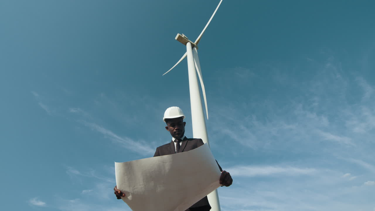 풍력 발전소 프로젝트 계획을 검토하는 엔지니어