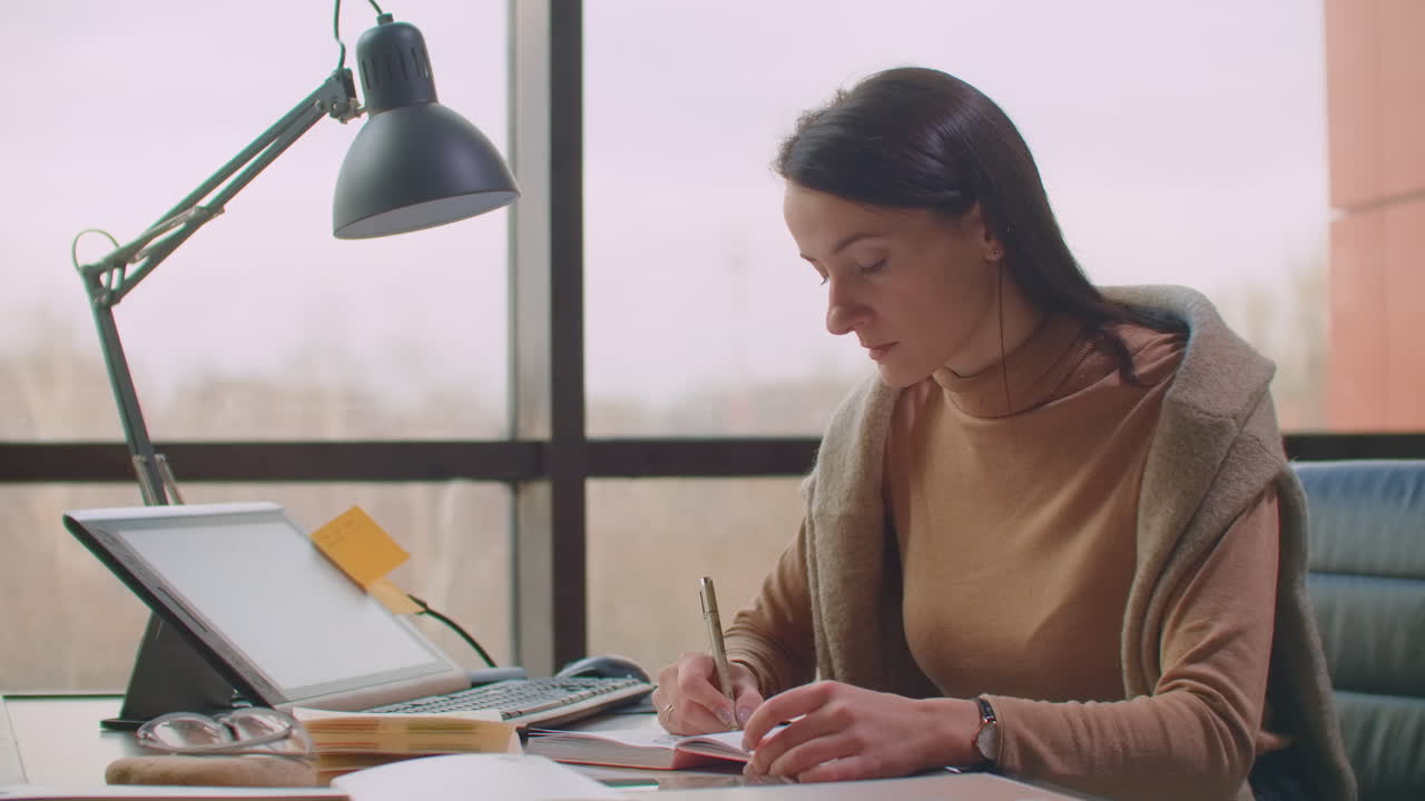 vista en una gran hoja de papel blanco con la palabra caligrafía escrita en la parte superior usando pincel con tinta negra por un diseñador de fuentes o artista creativo independiente que trabaja en un proyecto en su estudio en casa