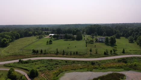 Vista-Aérea-De-Caballos-Pastando-Y-Hogar-En-Missouri