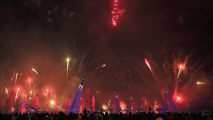 4K: Spettacolare spettacolo di fuochi d'artificio e Flyboard a LED 2023, tenutosi presso l'Al Majaz Waterfront di Sharjah, Emirati Arabi Uniti.