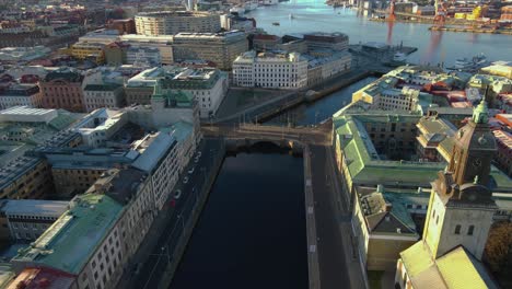 edificios en el centro de gotemburgo con canal del puerto y río gota alv en gotemburgo, suecia
