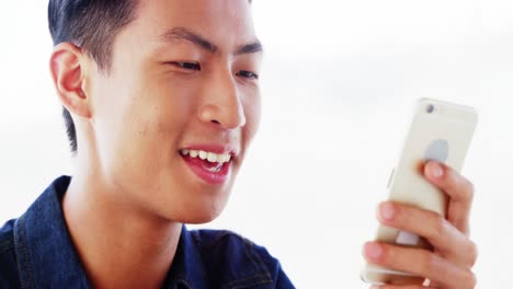 Man-drinking-coffee-and-using-smartphone