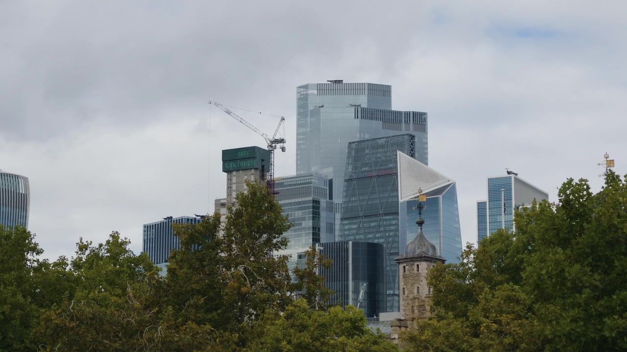 I moderni grattacieli dell'Eastern Cluster della City di Londra si ergono sopra alberi e architetture storiche