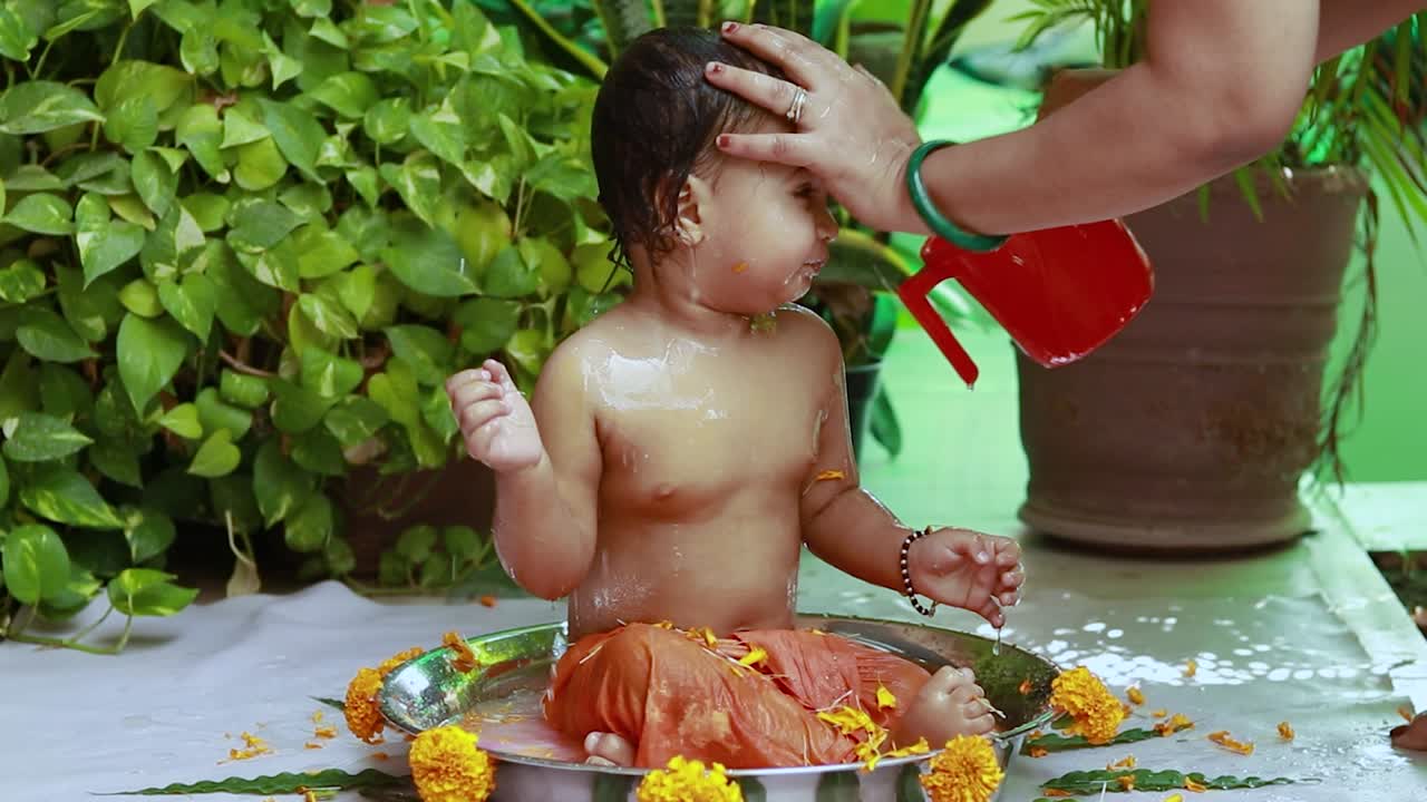 un niño pequeño lindo bañándose en una bañera decorada al aire libre desde una perspectiva única