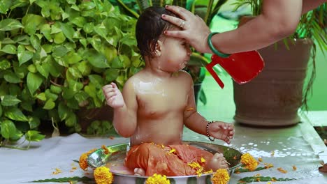 lindo niño bebé bañándose en una bañera decorada al aire libre desde una perspectiva única