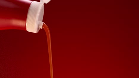 se vierte una botella de ketchup.