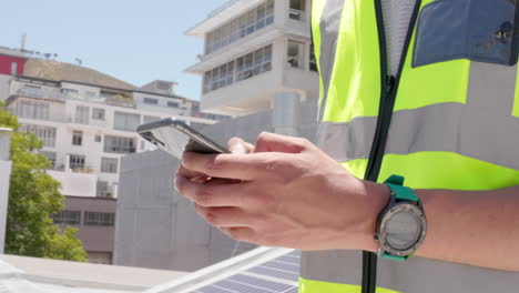 manos, teléfono y mensajes de texto al aire libre para el ingeniero