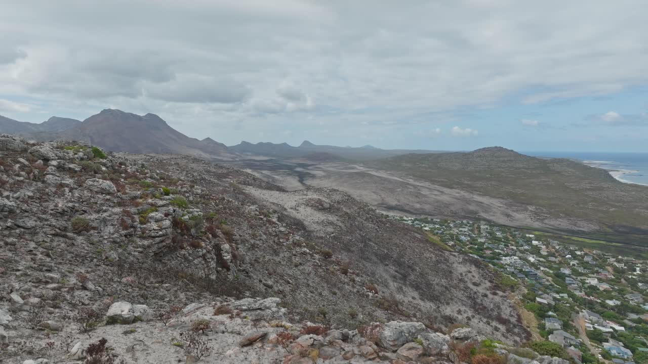 드론이 녹색 마을 스카보로 (scarborough) 에서 발사된 후 산불이 모든 것을 불태웠다.