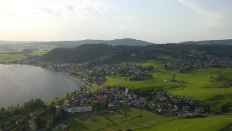 Hohe-Luftaufnahme-Der-Ländlichen-Europäischen-Stadt-In-Bayern,-Deutschland