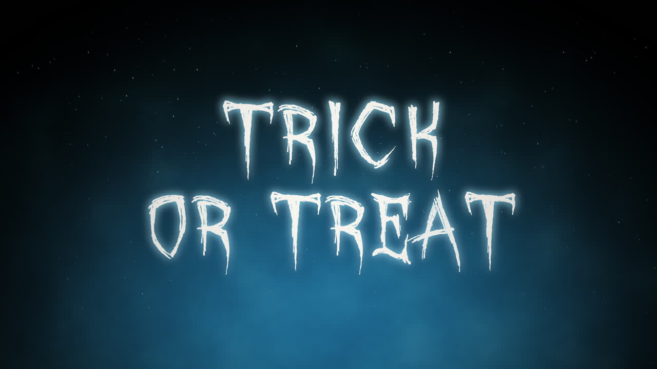 truco o trato extraño: nieblas azules sobre los cielos nocturnos inquietantes