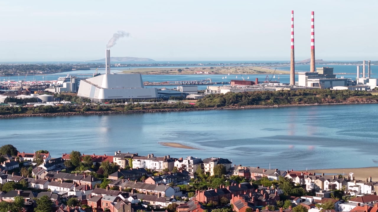 Luftpanorama i fugleperspektiv over Dublins kystnære forsteder og Dublinbukten, Irlands bybilde