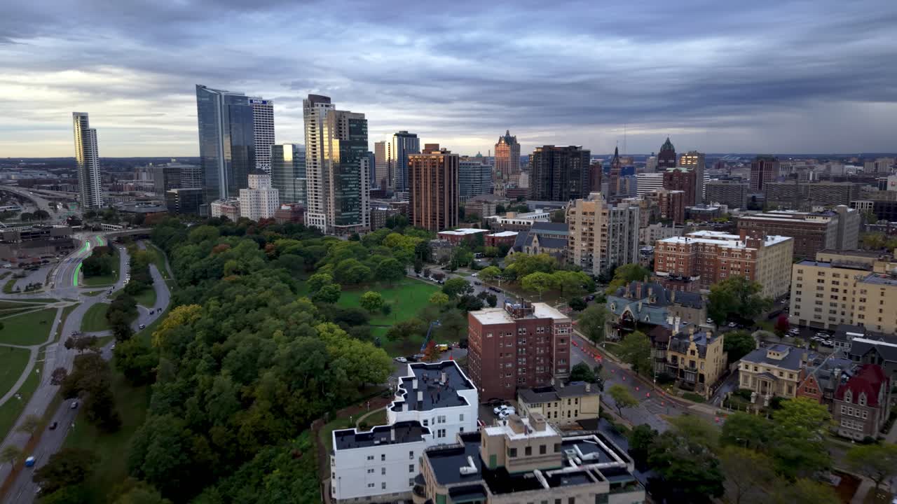 밀워키 위스콘신 스카이라인에서 항공 풀아웃