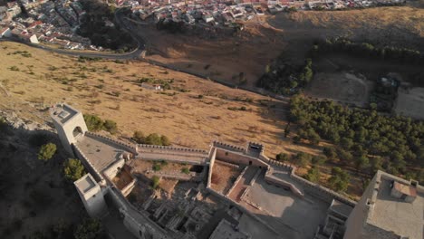 castillo de jaen, spanien jaens burg fliegende und bodenaufnahmen von dieser mittelalterlichen burg am nachmittag im sommer, es zeigt auch die stadt jaen, die mit einer drohne und einer action-kamera mit 4k 24 fps unter verwendung von nd-filtern aufgenommen wurde