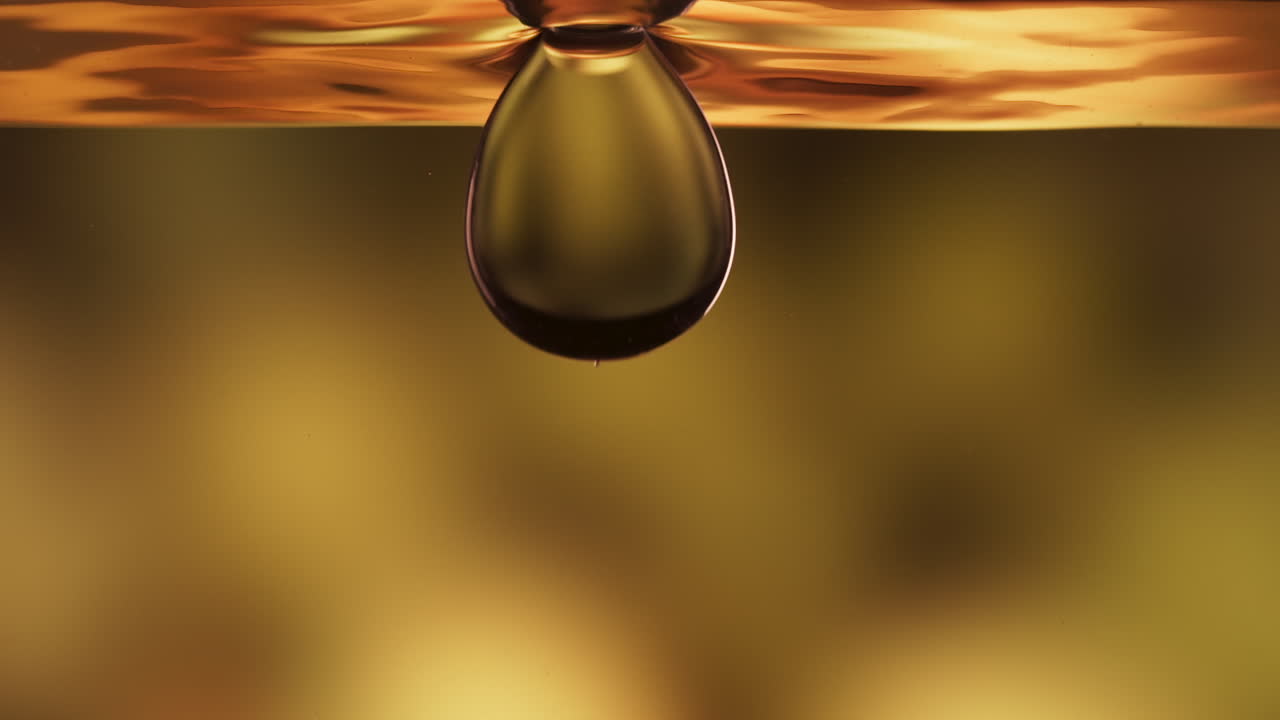 чистое, девственное растительное масло канолы с большим количеством капель, замедленное движение