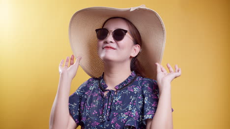 Mujer-De-Belleza-Asiática-Emocionada-Con-Gafas-De-Sol-Y-Buena