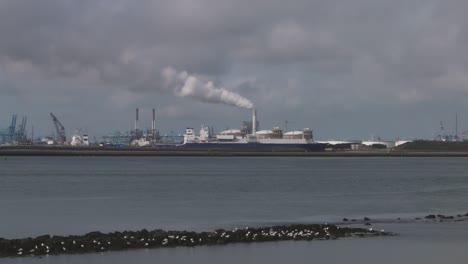 Kommerzielle-Docks-Und-Schiffe,-Die-über-Die-Wasserstraße-Vom-Hook-Of-Holland-Aus-Gesehen-Werden