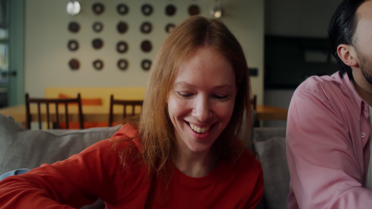 Donna sorridente su un divano