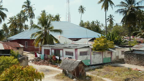 Rustikale-Dorfszene-Mit-Tropischen-Palmen-In-Jambiani,-Sansibar