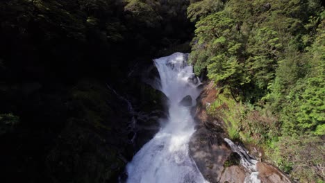 Luftflug-In-Richtung-Roaring-Billy-Falls-2-In-Haast,-Westküste,-Neuseeland