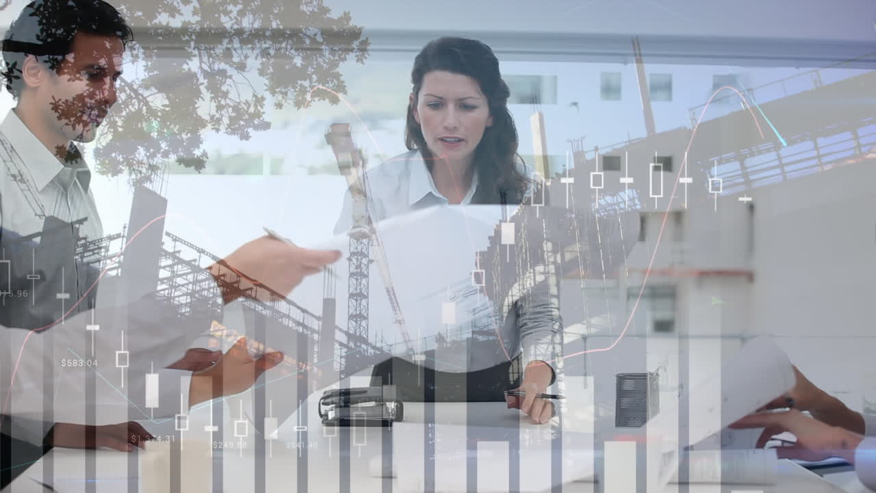 arquitectos discutiendo planes de construcción