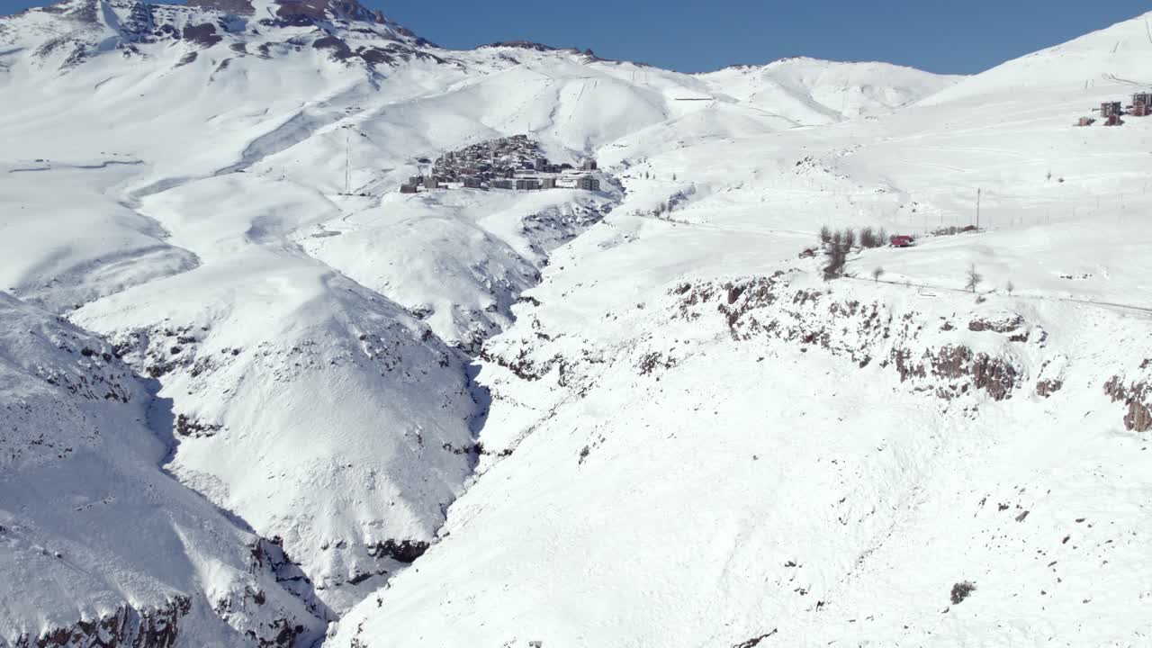 взгляд с воздуха на эксклюзивный горнолыжный курорт ла-парва на заснеженном склоне, чили