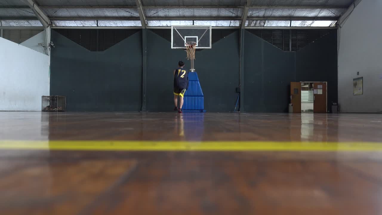 jugador de baloncesto practicando la combinación, el dribble, el tiro, el rebote y la colocación en la cancha interior