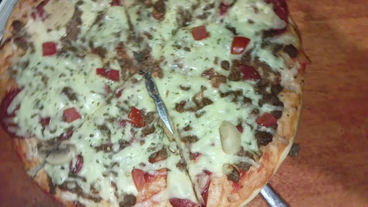 도에서 찍은 피자 영상. 가까운 이탈리아 음식. 치즈와 고기 핑이 있는 피자.
