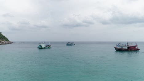 Barcos-En-La-Bahía-En-Medio-De-Cielos-Tormentosos.