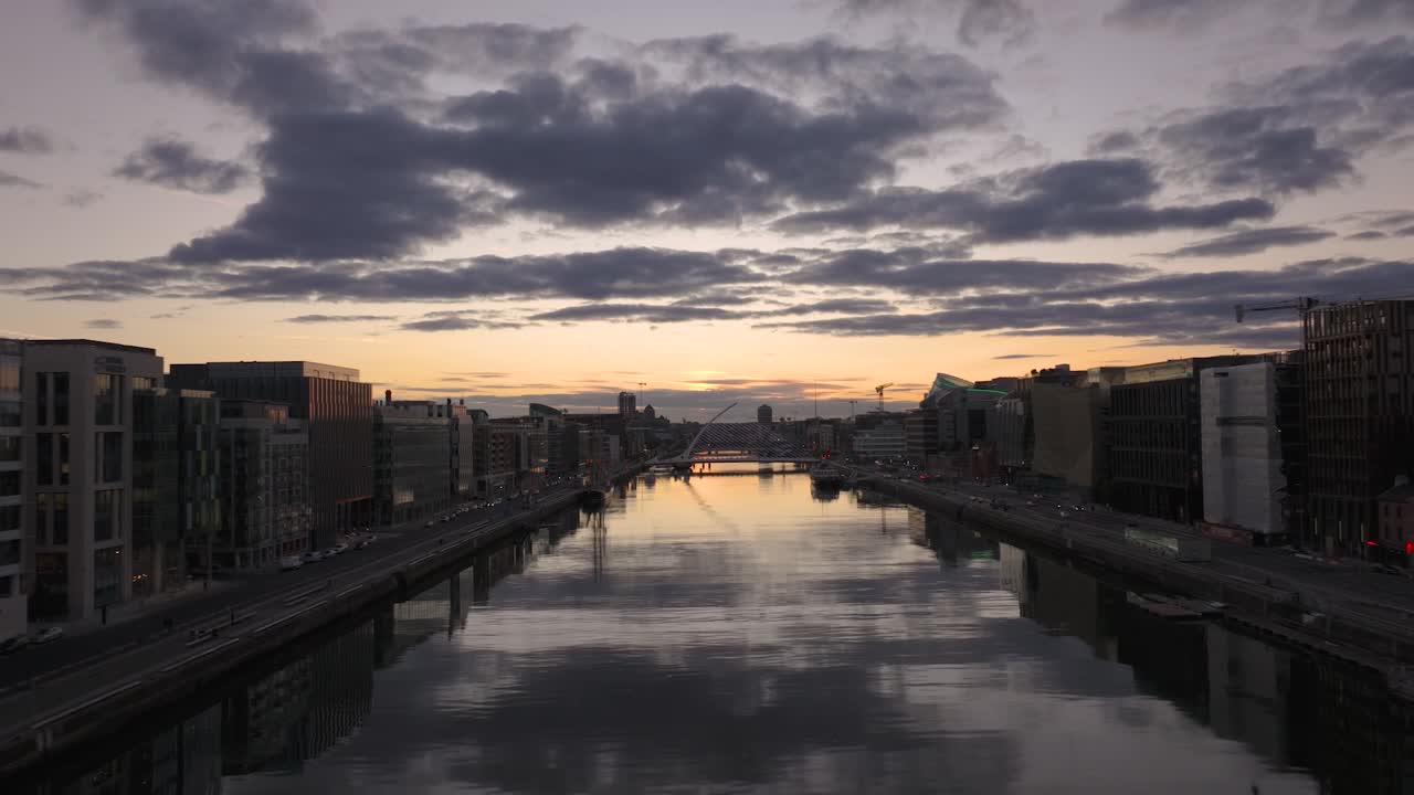 impresionantes colores del atardecer en el río liffey 10- 4k imágenes cinematográficas de drones - co