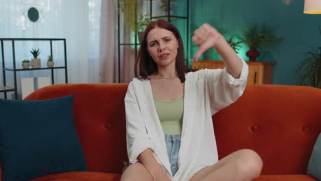 mujer disgustada disgustada reaccionando a una idea desagradable horrible, descartar una mala idea, agitar la mano, sacudir la cabeza no