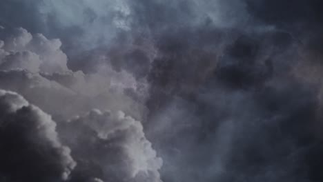 Blick-Auf-Gewitter-Und-Dunkle-Dicke-Wolken