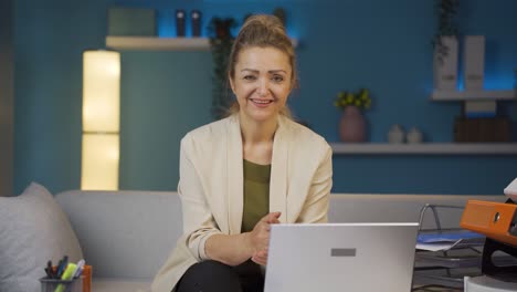 Mujer-Trabajadora-De-Oficina-En-Casa-Mirando-Emocionalmente-A-La-Cámara.