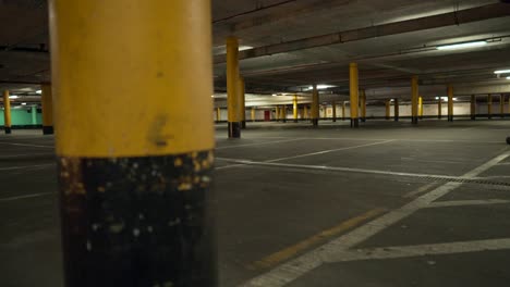 estacionamiento subterráneo vacío por la noche, no hay vehículos en los lugares del estacionamiento