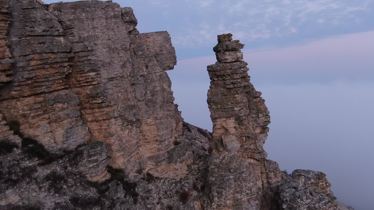 воздушный вид. полет в каменные джунгли с нереальным пейзажем. езда в направлении плотных облаков