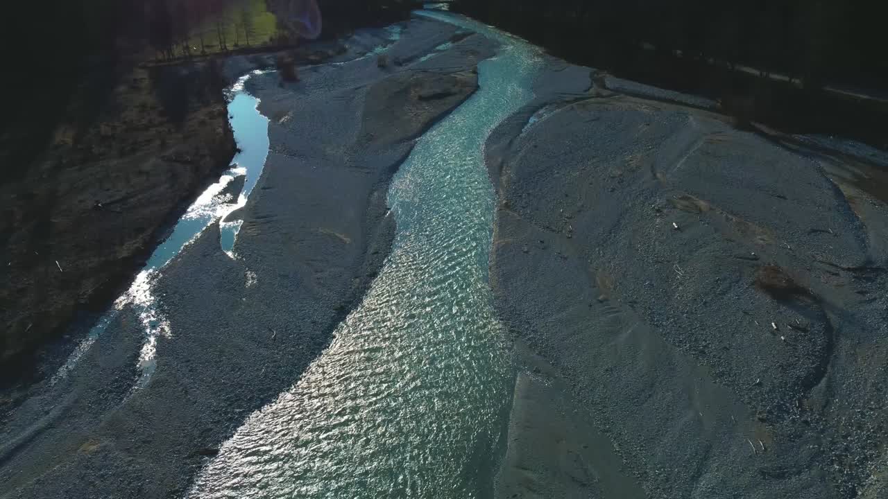 alpes río de montaña cinemagraph aéreo bucle de video sin problemas de una pintoresca e idílica cascada de cañón con agua azul natural fresca en los alpes austriacos de baviera, que fluye a lo largo de los árboles del bosque del cañón. 4k uhd. rissach tirol austria engtal ahornboden